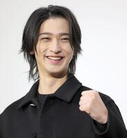 　笑顔で撮影に応じる横浜流星（撮影・吉澤敬太）