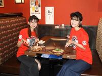 　自身が考案したお好み焼きを前に笑顔を浮かべる杉本愛里（左）と高橋凛