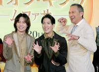 　ライオンポーズを決める（左から）松田元太、尾上右近、渡辺謙