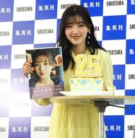 　誕生日ケーキとともに笑顔を浮かべる佐々木美玲