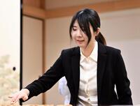 プロ棋士編入試験５番勝負の第４局で勝利し、笑顔で対局を振り返る西山朋佳女流三冠