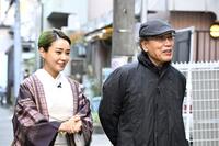 　元日放送のＢＳ－ＴＢＳ「吉田類の酒場放浪記　元日２時間スペシャル（仮）」で共演した奈緒（左）と吉田類