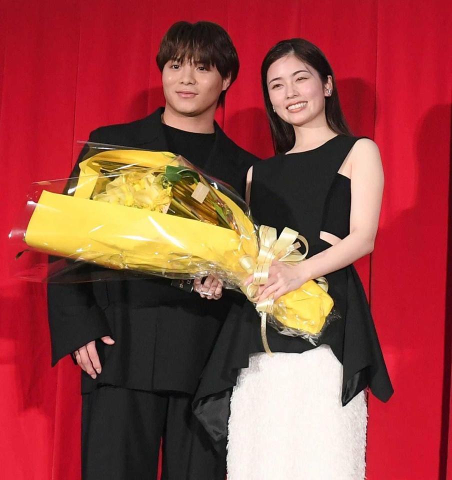 　阿部一二三（左）から花束を受け取った小芝風花（撮影・佐々木彰尚）