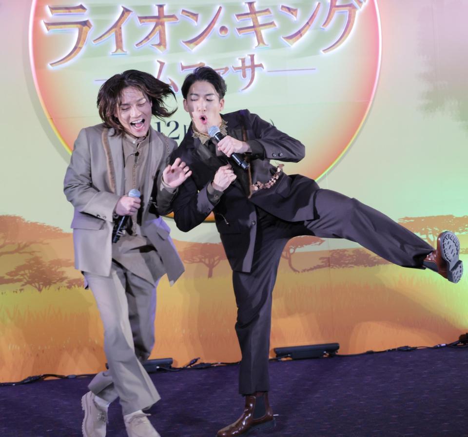 　仲良く熱唱する松田元太（左）と尾上右近（撮影・吉澤敬太）