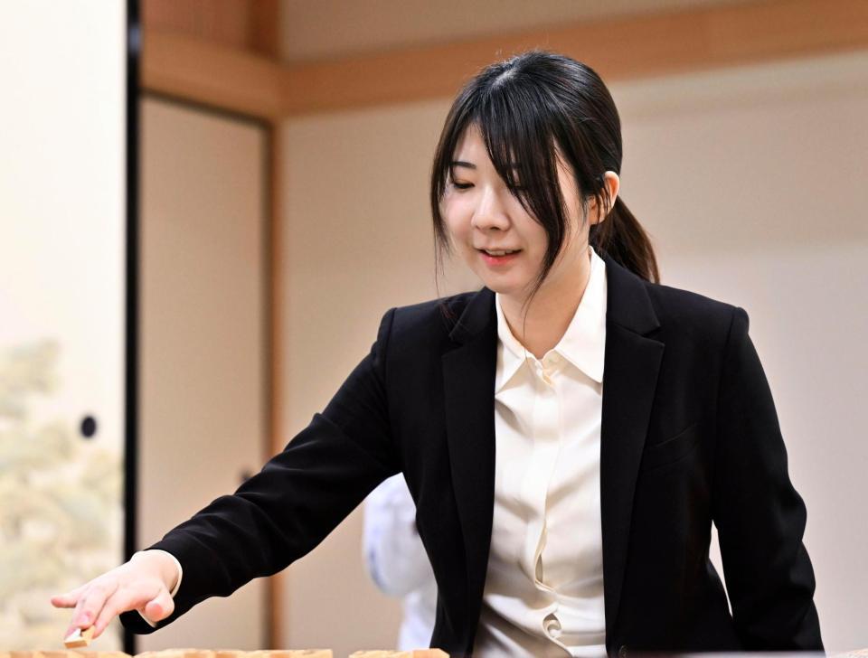 プロ棋士編入試験５番勝負の第４局で勝利し、笑顔で対局を振り返る西山朋佳女流三冠
