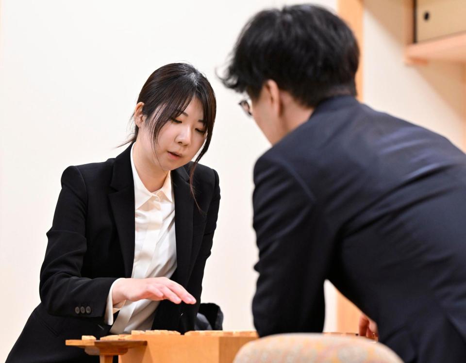 プロ棋士編入試験５番勝負の第４局で宮嶋健太四段（手前）に勝利し、対局を振り返る西山朋佳女流三冠