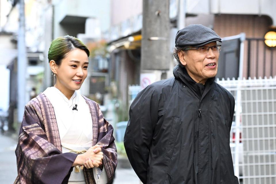 　元日放送のＢＳ－ＴＢＳ「吉田類の酒場放浪記　元日２時間スペシャル（仮）」で共演した奈緒（左）と吉田類