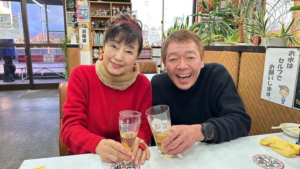 　テレビ初共演で、かたせ梨乃（左）とグラスを交わす玉袋筋太郎