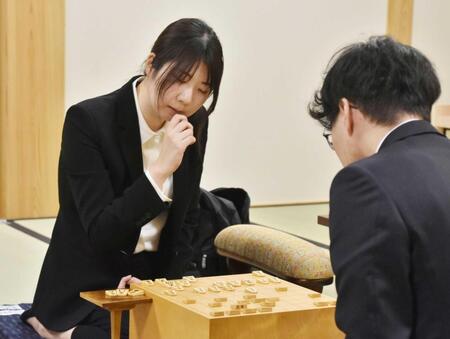 　プロ棋士編入試験突破に王手をかけた西山朋佳女流三冠（左）