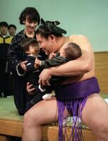 　９７年１月２６日、若乃花優勝の千秋楽で。美恵子夫人（当時）、長男、長女と