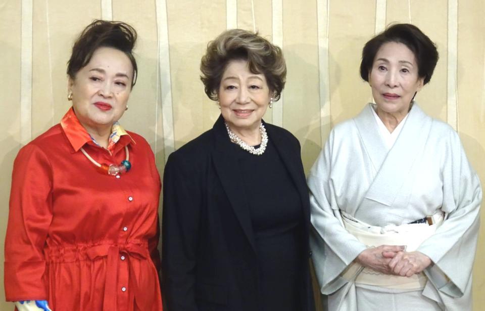 　二月新派喜劇公演「三婆」に出演する（左から）渡辺えり、水谷八重子、波乃久里子