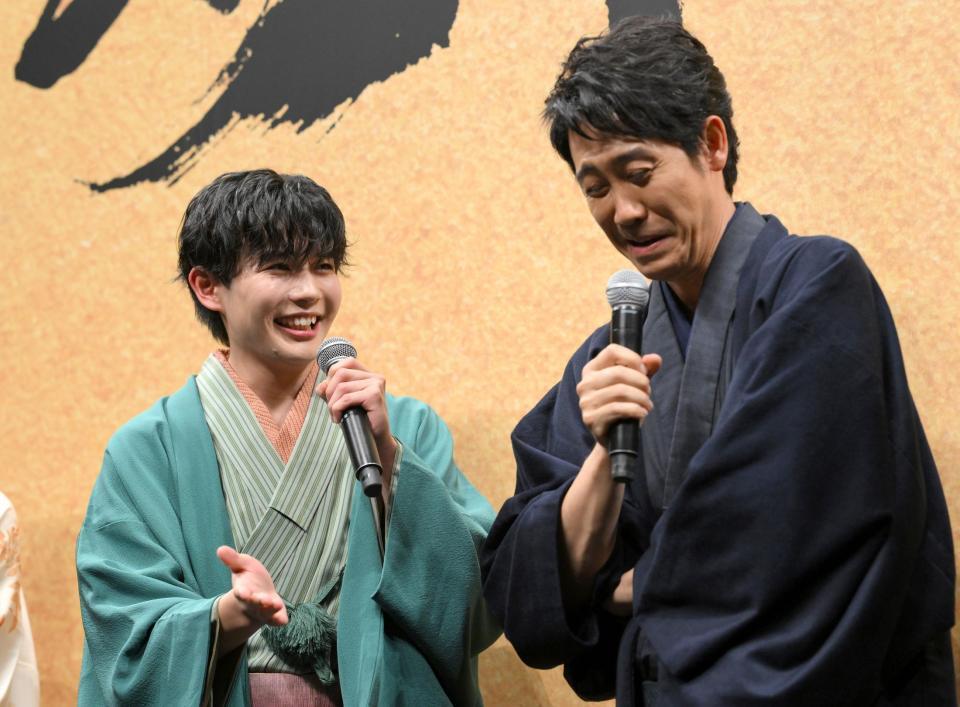 　映画「室町無頼」ジャパンプレミアで撮影を振り返る長尾謙杜（左）と大泉洋＝撮影・伊藤笙子