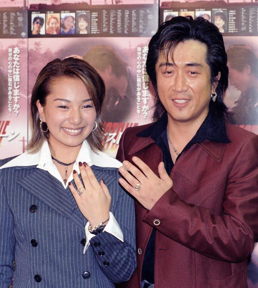 　結婚会見で指輪を披露する高橋ジョージと三船美佳＝１９９８年