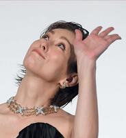 　天国の西田敏行さんに手を振る米倉涼子＝１０月３１日