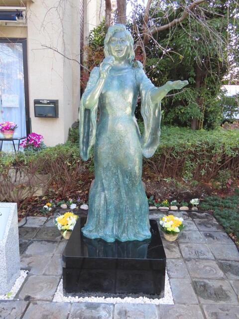 八代亜紀さんの銅像が完成 代表曲「雨の慕情」熱唱を再現 遺骨が眠る西