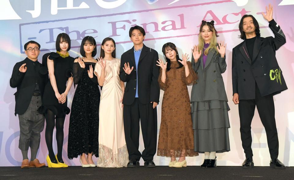 　客席に手を振る（左から）スミス監督、あの、原菜乃華、斎藤飛鳥、櫻井海音、齊籐なぎさ、茅島みずき、金子ノブアキ（撮影・佐藤厚）