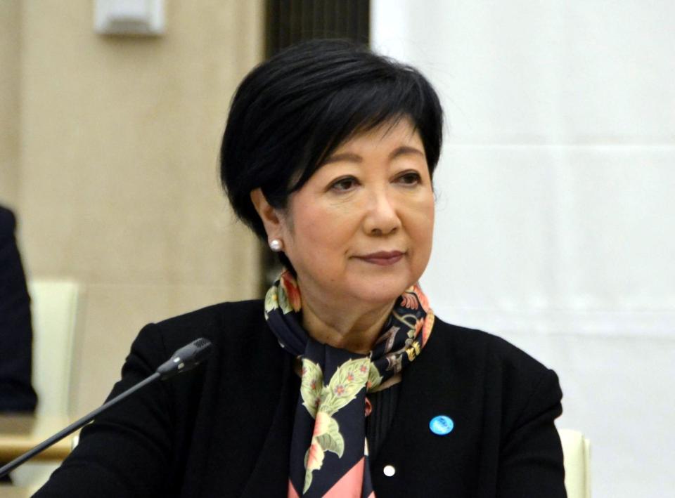 「こども未来会議」に出席した古坂大魔王（左）と、小池百合子都知事