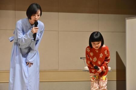 　２５年後の自分のアバターをきょうみ深そうにのぞき込む永尾柚乃（右）と伊原六花