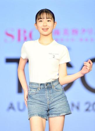 　ランウェイウオ-キングでポーズを決める村瀬一花さん（撮影・開出牧）