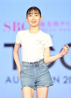 　ランウェイウオ-キングでポーズを決める村瀬一花さん（撮影・開出牧）