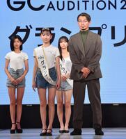 　グランプリに輝いた村瀬一花さん（左）とプレゼンターの鳥谷敬氏（撮影・開出牧）