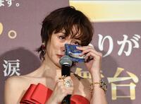 　共演者からメッセージを贈られ、涙を流す米倉涼子（撮影・佐藤厚）