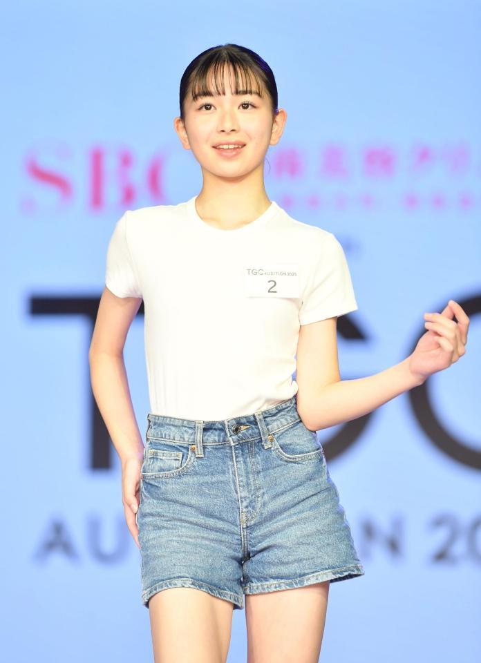 　ランウェイウオ-キングでポーズを決める村瀬一花さん（撮影・開出牧）