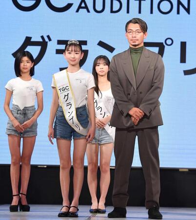 　グランプリに輝いた村瀬一花さん（中央左）とプレゼンターの鳥谷敬氏（右）＝撮影・開出牧