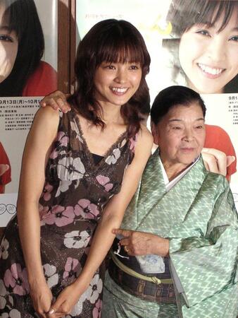 　２００４年９月、「ちゅらさん３」の完成披露会見で。国仲涼子と平良とみさん