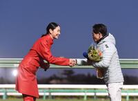 　トークショーで戸崎圭（右）と握手する長澤まさみ＝２２日、中山競馬場