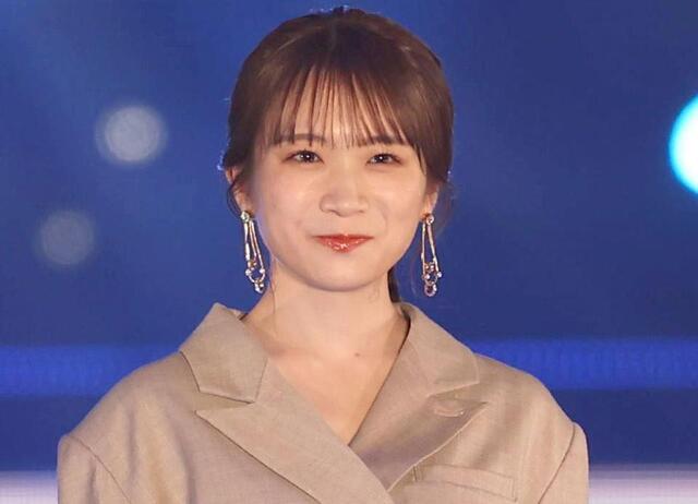 熱烈ハグ！ 秋元真夏 モフモフのサモエドに顔をうずめる様子に「ここが