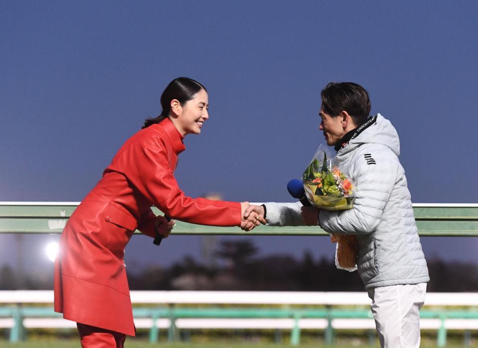 　トークショーで戸崎圭（右）と握手する長澤まさみ＝２２日、中山競馬場