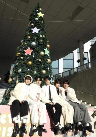 　クリスマスツリーの前で写真撮影するＮＣＴ　ＷＩＳＨの（左から）ＲＹＯ、ＹＵＳＨＩ、ＳＩＯＮ、ＳＡＫＵＹＡ、ＪＡＥＨＥＥ