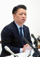 　大阪府岸和田市議会を解散し、記者会見する永野耕平市長