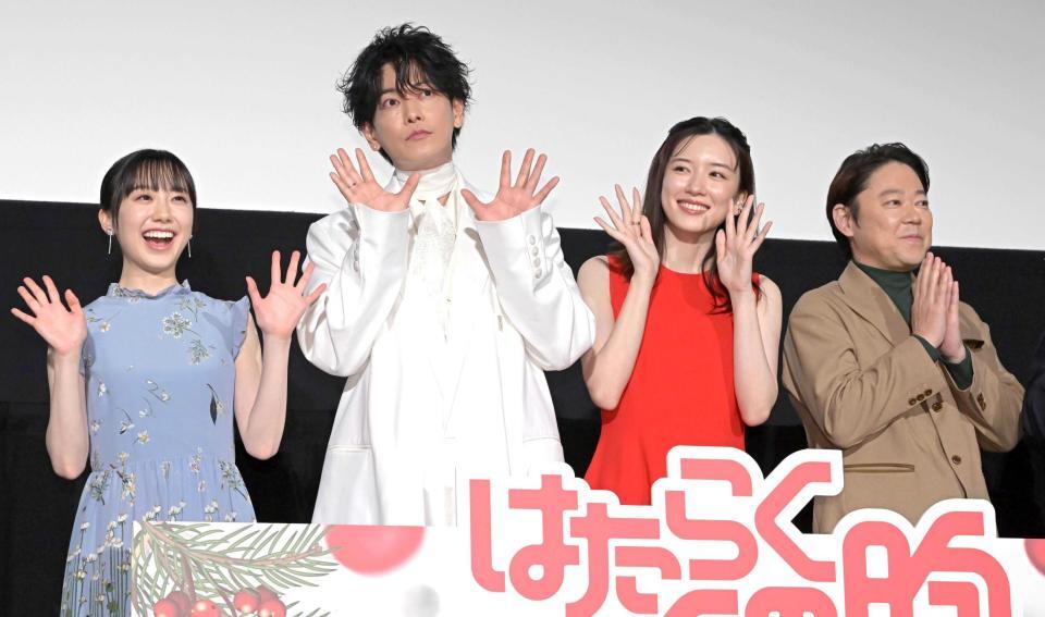 　笑顔の（左から）芦田愛菜、佐藤健、永野芽郁、阿部サダヲ（撮影・堀内翔）