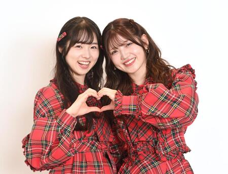 　ＡＫＢ４８の１３期生で仲良しな岩立沙穂（左）と村山彩希（撮影・佐々木彰尚）