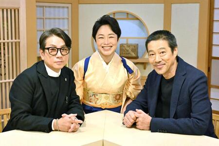 　藤井フミヤ（左）、堤真一（右）に囲まれ満面の笑みを見せる有働由美子　（Ｃ）ＭＢＳ