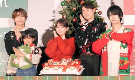 　クリスマスらしい衣装で登場した（左から）那須雄登、内田煌音、畑芽育、作間龍斗、織山尚大