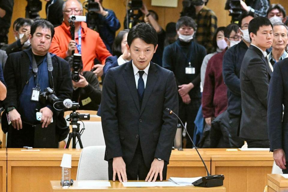 　兵庫県議会百条委員会の最終尋問で、宣誓する斎藤元彦知事（代表撮影）