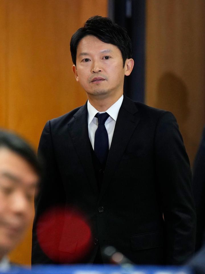 　兵庫県議会の百条委員会に臨む斎藤元彦知事