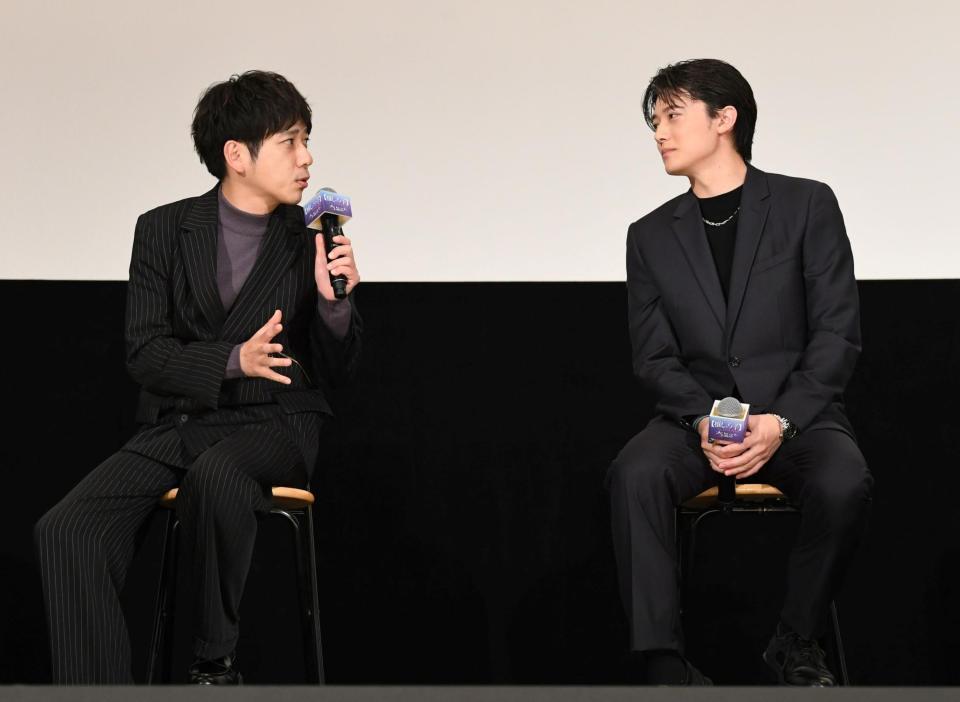 　観客を前に語り合う二宮和也（左）と櫻井海音（撮影・佐藤厚）