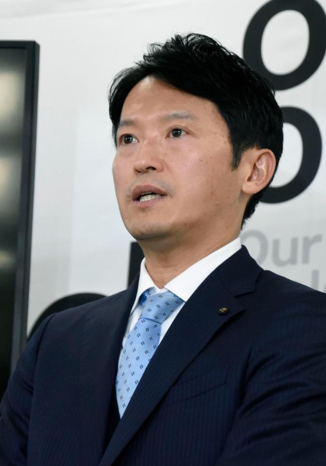 　兵庫県庁で記者会見する斎藤元彦知事