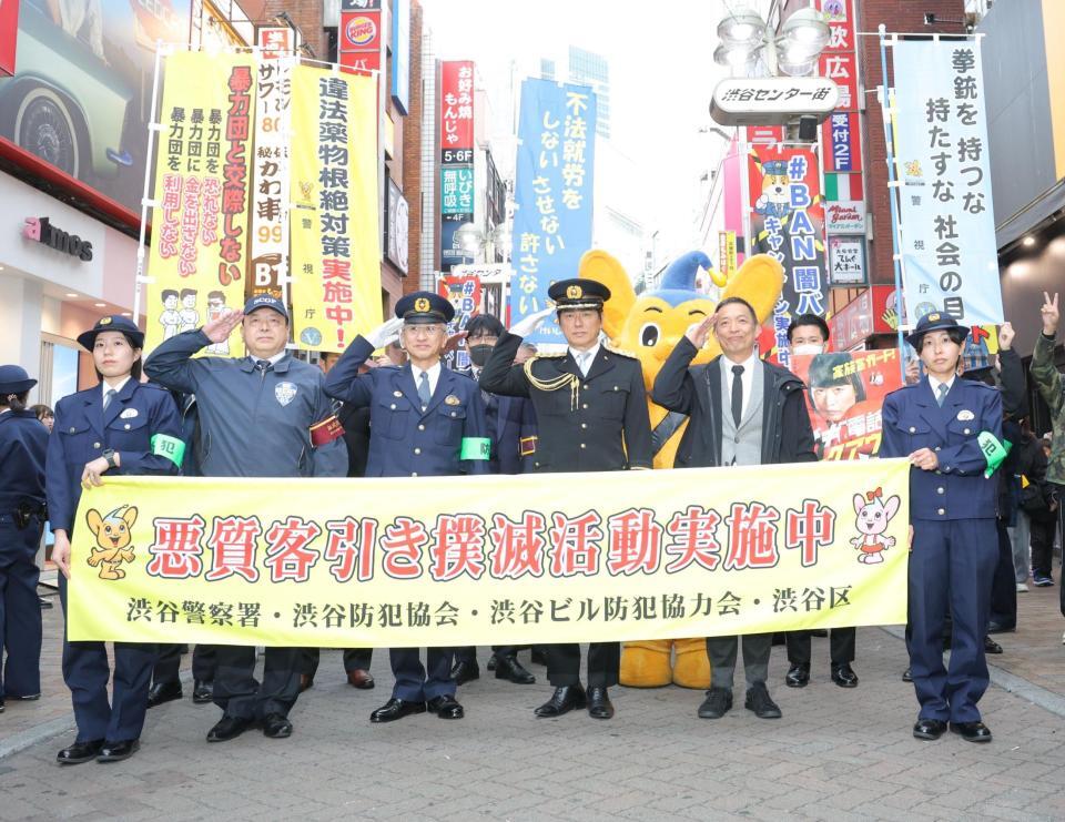 　一日署長としてセンター街をパトロールした高橋克典（中央）＝撮影・西岡正