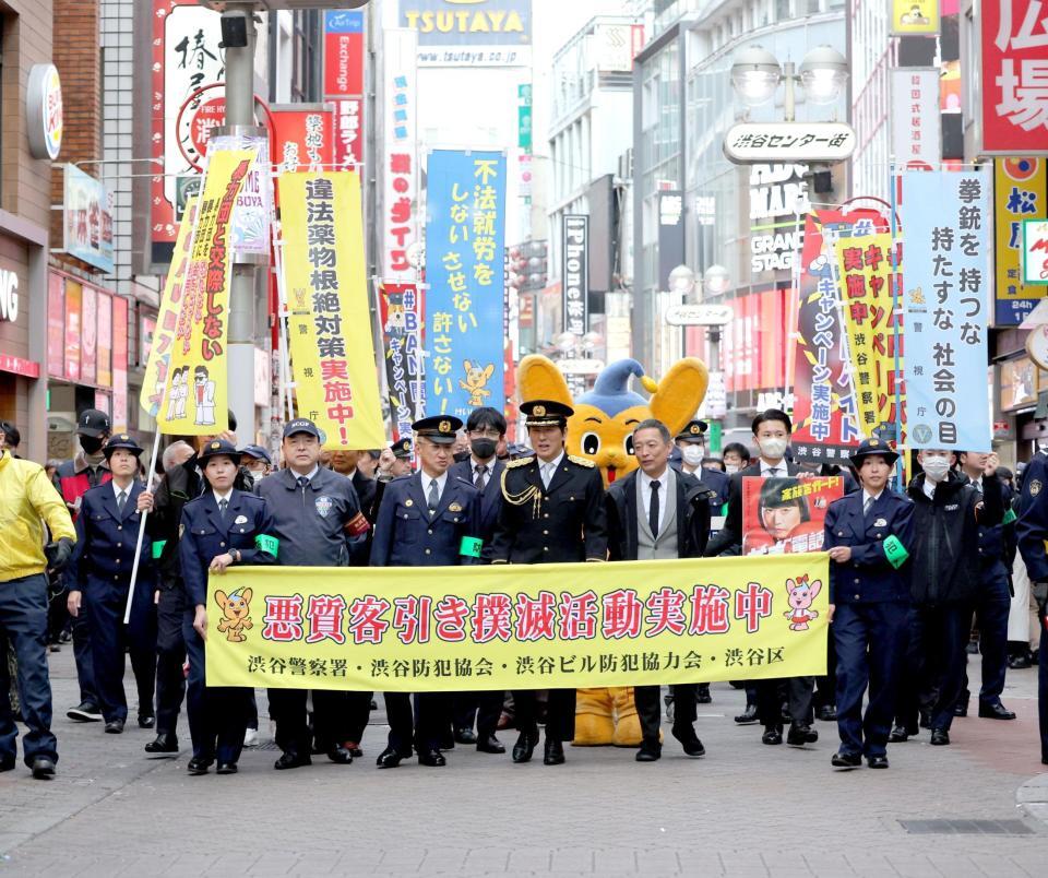 　一日署長としてセンター街をパトロールする高橋克典（中央）＝撮影・西岡正