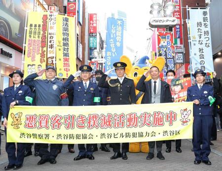 　一日署長としてセンター街をパトロールした高橋克典（中央）＝撮影・西岡正