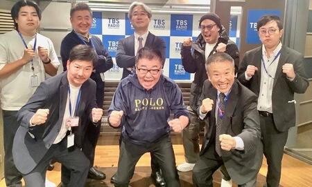 　年内最後のラジオ出演を終え、来年に向け気合いを入れる生島ヒロシ（前列中央）とスタッフ