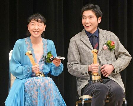 ２０１９年、「キネマ旬報ベスト・テン」表彰式でも仲良しぶりを披露した安藤サクラ、柄本佑夫妻　