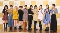 　ポーズを決めるＭＥ：Ｉ（左から）ＲＩＮＯＮ、ＣＯＣＯＲＯ、ＡＹＡＮＥ、ＫＥＩＫＯ、ＲＡＮ、ＭＯＭＯＮＡ、ＳＨＩＺＵＫＵ、ＭＩＵ、ＳＵＺＵ、ＫＯＫＯＮＡ（撮影・西岡正）