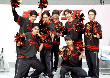 　「チームスリル」の（前列左から）新原泰佑、岩崎友泰（後列同）徳永智加来、猪塚健太、松島庄汰、東島京、細田佳央太