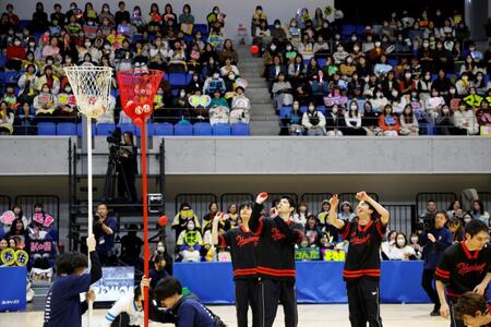 　「玉入れ」で笑顔を見せる新原泰佑（中央右）ら「チームスリル」